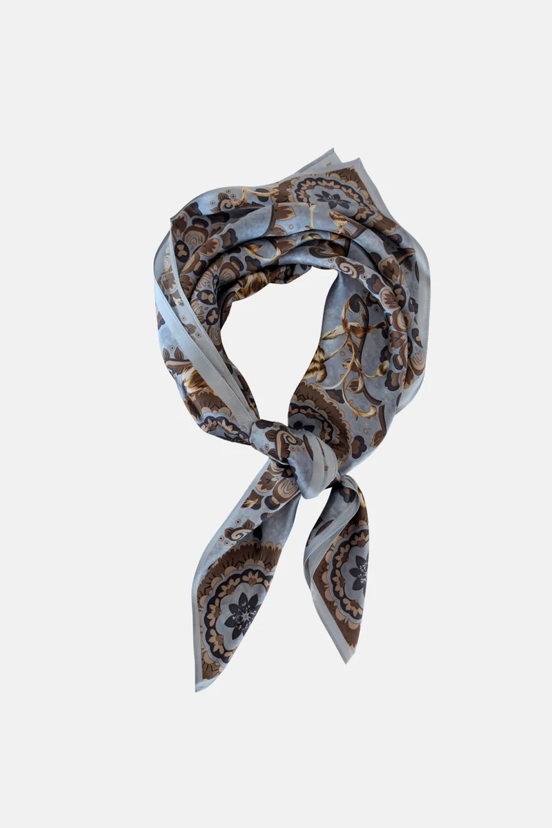 Foulard en soie à médaillons fleuris